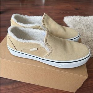 BRAND NEW Vans Classic Slip-On Sherpa Lined Sneakers